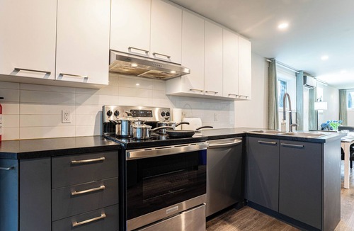 Lafleche Apartment | Central Downtown Montreal | 3BR/1BA Balmoral Condo