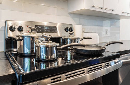 Lafleche Apartment | Central Downtown Montreal | 3BR/1BA Balmoral Condo