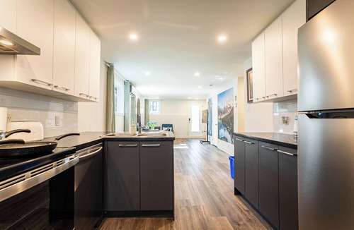 Lafleche Apartment | Central Downtown Montreal | 3BR/1BA Balmoral Condo