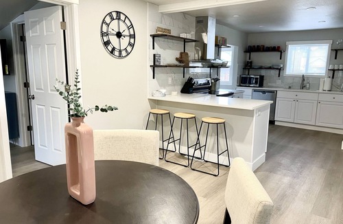 Hough Apartment | Central duplex with 3 bed/2bth near Hough Park