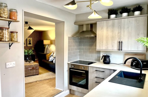 Ellesmere House | Central Ellesmere -Sleeps2 - Parking - PetFriendly
