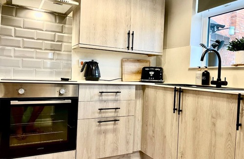 Ellesmere House | Central Ellesmere -Sleeps2 - Parking - PetFriendly