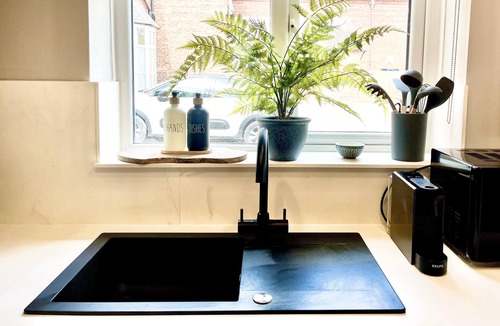 Ellesmere House | Central Ellesmere -Sleeps2 - Parking - PetFriendly