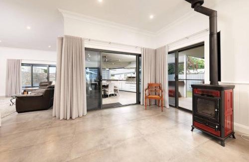 Wodonga House | Central Entertainer's Paradise