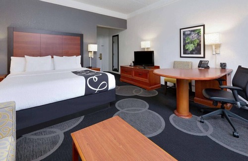 North Dallas Hotel | Central Expressway King Studio w/Breakfast & Pool