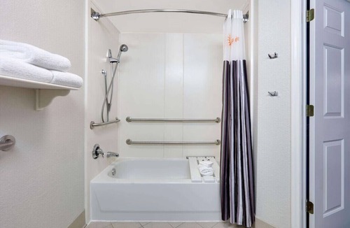 North Dallas Hotel | Central Expressway King Studio w/Breakfast & Pool