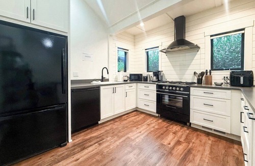 Newberg House | Central extended stay cottage with a modern charm