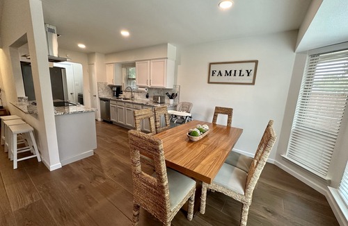 Euless House | Central, Familial, w/GAME Room, FIRE Pit, KING Bed ★ 4.6 mi from DFW Airport+