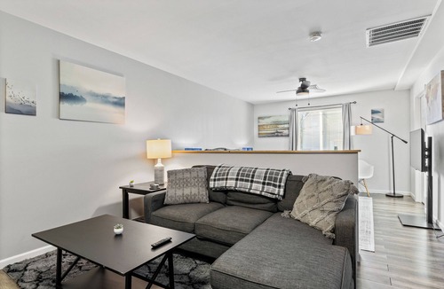 Festus Apartment | Central Festus Studio Apartment. Private Parking-Gigabit Wifi-Full Size Kitchen.