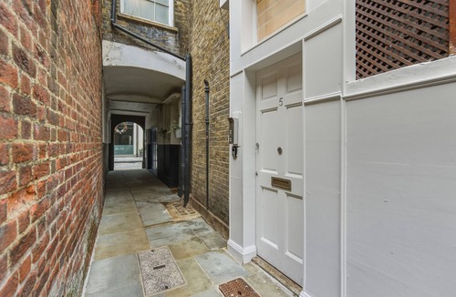 Queenhithe Apartment | Central Flat Steps from St. Paul’s