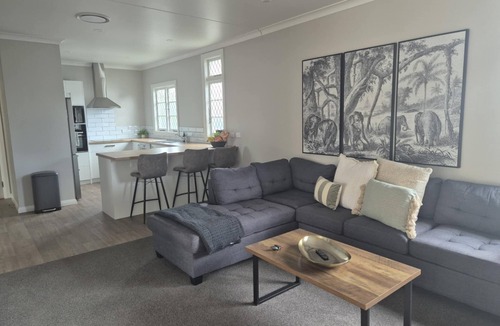 Palmerston North House | Central, for Large Groups! – Completely Renovated