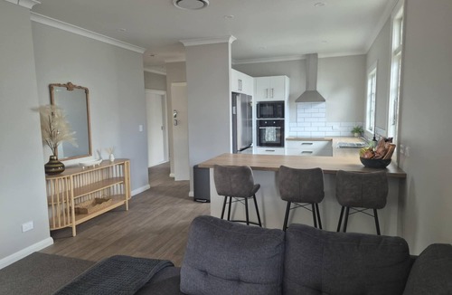 Palmerston North House | Central, for Large Groups! – Completely Renovated