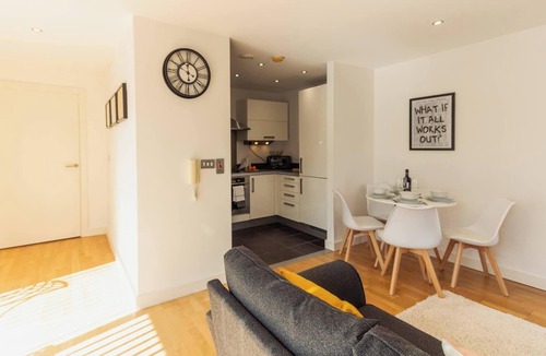 Castlefield Apartment | Central Gem: Cosy 2BR with Private Balcony