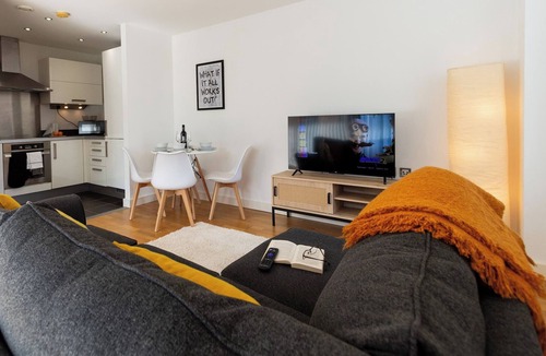 Castlefield Apartment | Central Gem: Cosy 2BR with Private Balcony