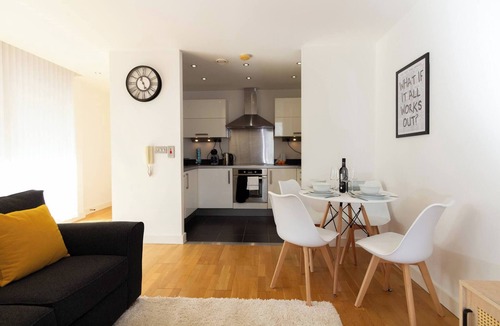 Castlefield Apartment | Central Gem: Cosy 2BR with Private Balcony