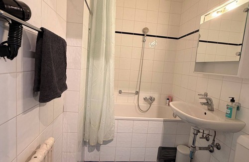 Paquis-Temple Apartment | Central Geneva Studio with free Travel Pass