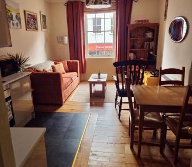 Gloucester Apartment | Central Gloucester Self-Catering Flat - A Hidden Gem