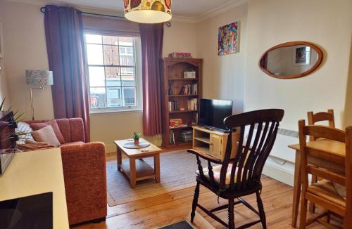 Gloucester Apartment | Central Gloucester Self-Catering Flat - A Hidden Gem