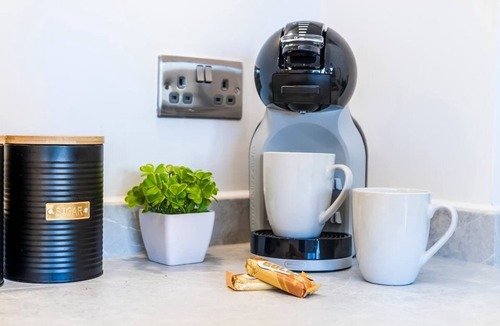 Gravesend Apartment | Central Gravesend 1BR | Kitchen +Wi-Fi | Sleeps 2