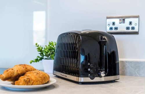 Gravesend Apartment | Central Gravesend 1BR | Kitchen +Wi-Fi | Sleeps 2