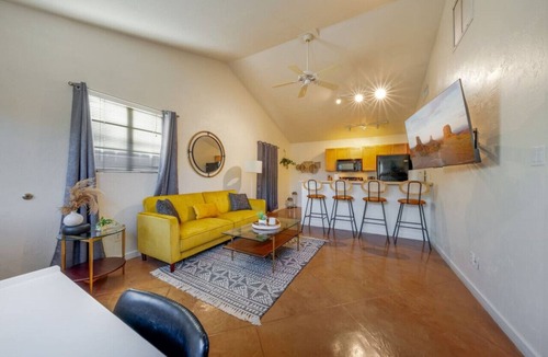 Blenman-Elm House | Central/Guesthouse/Fenced/Cozy/1 BR & 1 BA