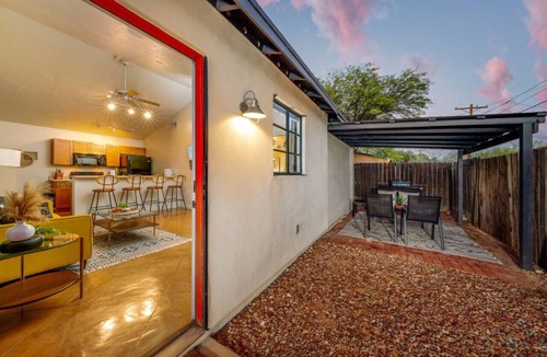 Blenman-Elm House | Central/Guesthouse/Fenced/Cozy/1 BR & 1 BA