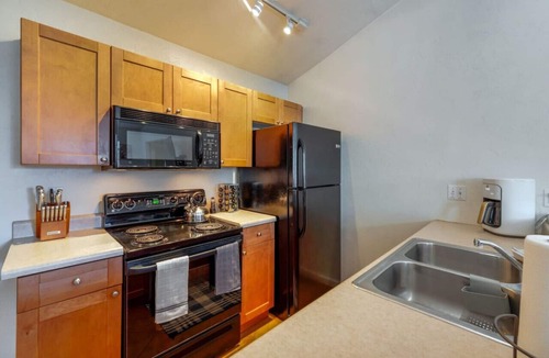 Blenman-Elm House | Central/Guesthouse/Fenced/Cozy/1 BR & 1 BA