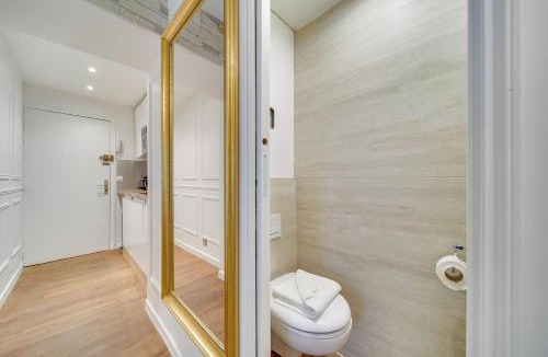 Gaillon Apartment | Central Historical Studio by Architect - Louvre