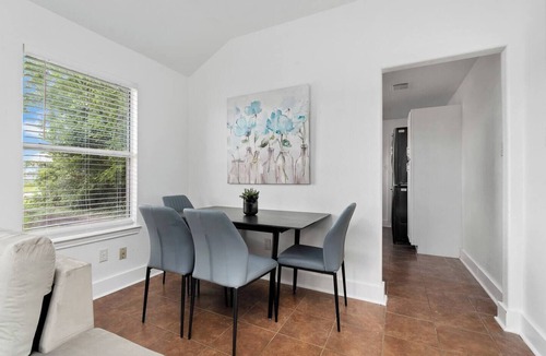 Northside House | Central Houston - Bright and Spacious Modern Mid - 4 miles to DT