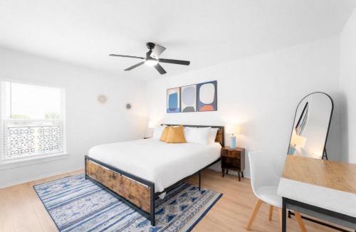 Hancock Apartment | Central Hyde Park 2BR king suites close to UT, Moody Center, DT