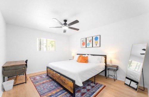 Hancock Apartment | Central Hyde Park 2BR king suites close to UT, Moody Center, DT