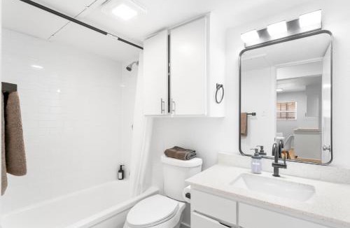 Hancock Apartment | Central Hyde Park 2BR king suites close to UT, Moody Center, DT