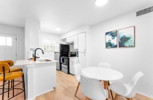 Hancock Apartment | Central Hyde Park 2BR king suites close to UT, Moody Center, DT