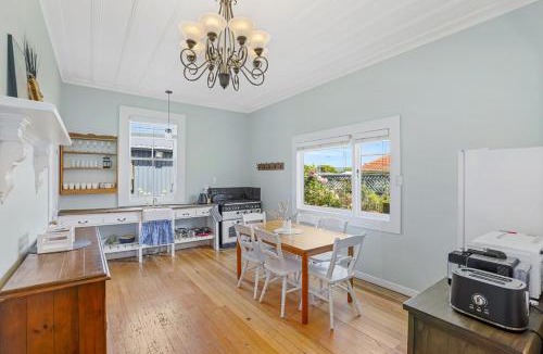 Rotorua Villa | Central Inn - A unique heritage villa AND cosy timber cottage in central Rotorua