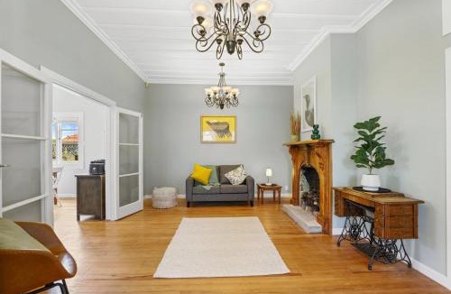 Rotorua Villa | Central Inn - A unique heritage villa AND cosy timber cottage in central Rotorua