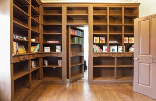 Rotorua Villa | Central Inn - A unique heritage villa AND cosy timber cottage in central Rotorua