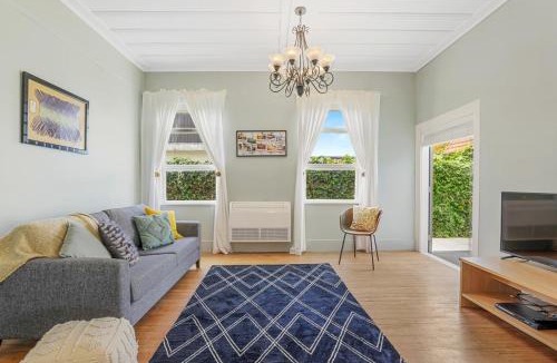 Rotorua Villa | Central Inn - A unique heritage villa AND cosy timber cottage in central Rotorua