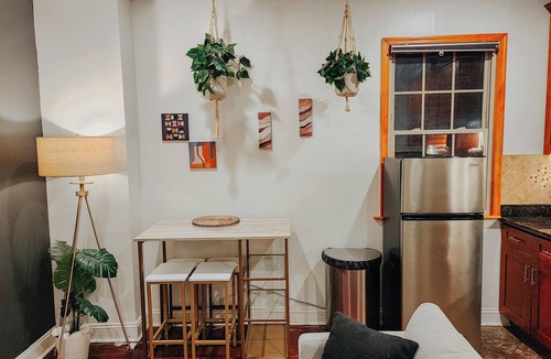 Gayborhood Apartment | Central/King Bed/4 En-Suite Bathrooms/65" TV