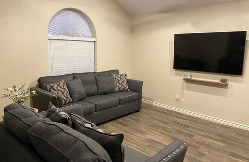 Bonanza House | Central Laredo/Entire HOME/King Bed