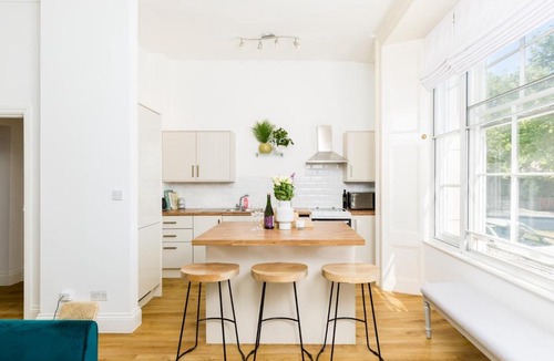 Leamington Spa Apartment | Central Leamington Spa 2 Bed Flat with Parking - Pass the Keys