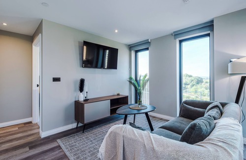 Holbeck Apartment | Central Leeds City Centre 2BR Apt, 7th-Floor Views