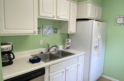 Demere Park Cottage | Central location to EVERYTHING! Fenced private use pool!