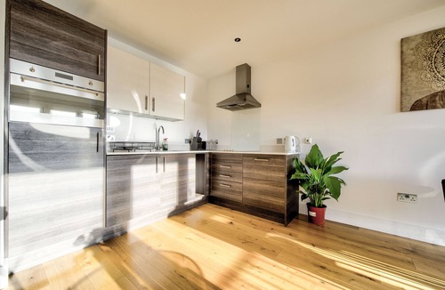 West End House | ✔Central Location ✔Bus Stop ✔Free Parking ✔WiFi