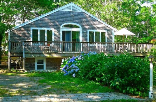 Vineyard Haven Apartment | Central location for your vacation