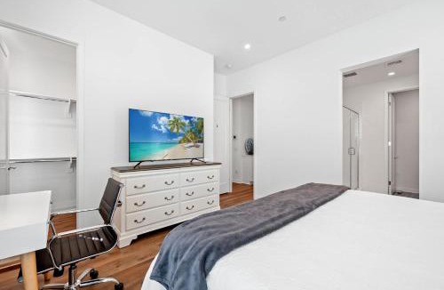 Airport Area House | Central Location Master Bedroom w Shared Bathroom