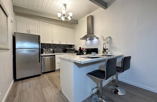 Broadway - Palmhaven House | Central Location + Parking + AC + Kitchen + Wi-Fi 6