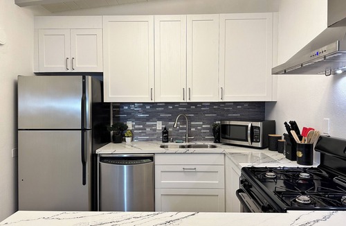 Broadway - Palmhaven House | Central Location + Parking + AC + Kitchen + Wi-Fi 6