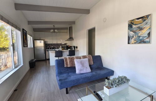 Broadway - Palmhaven House | Central Location + Parking + AC + Kitchen + Wi-Fi 6
