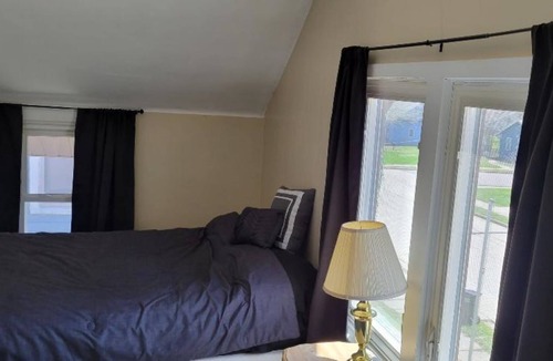 Fairmont House | Central Location!