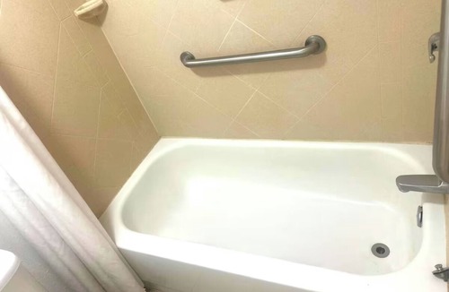 Whitesboro Hotel | Central Location Near Leonard Park - 2 Rooms with 2 Queen Beds - Pet-Friendly